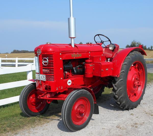 Veterantraktor - Volvo  - T 36, 1955, 3 cyl diesel, 1053, 40 hk. I utställningsskick, nya däck. Till...